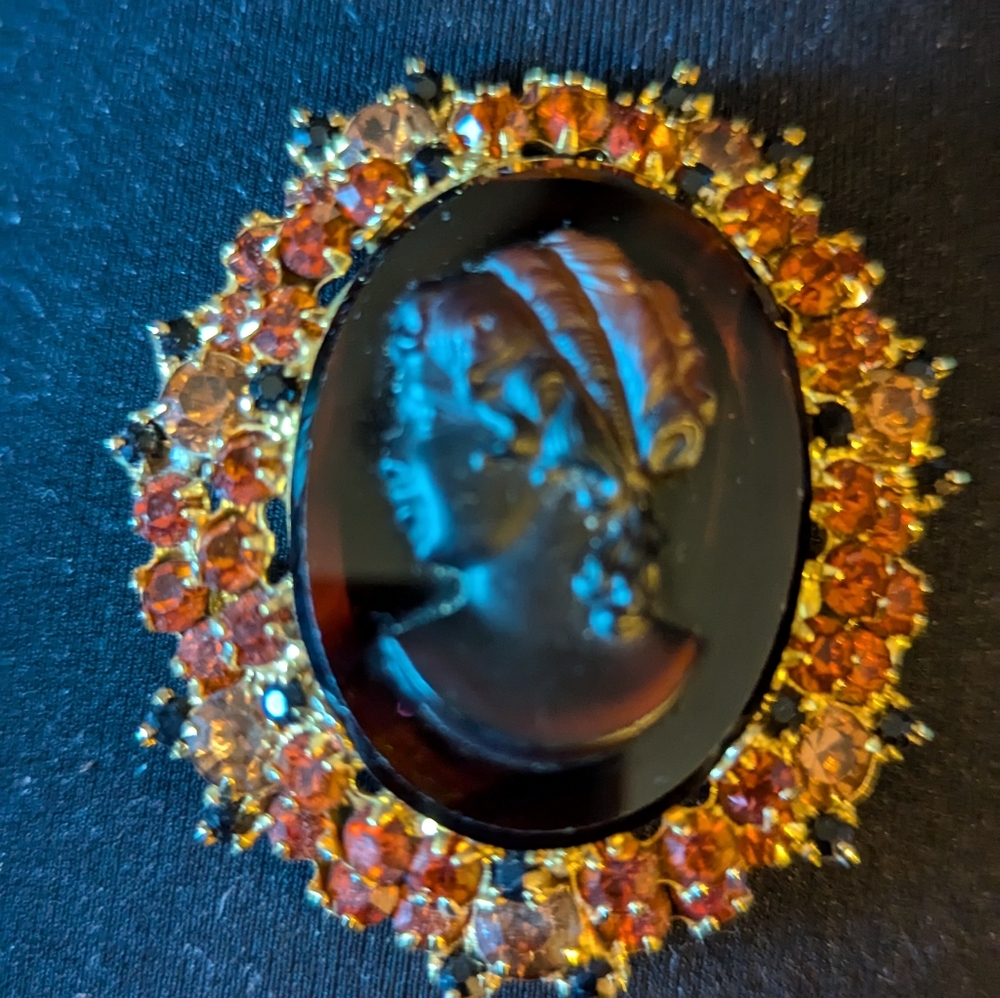 Vintage cameo, very good condition.